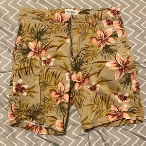 Men’s 28 Small Linden Flat Front Short 7 inch above knee floral print shorts